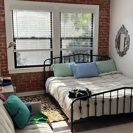 Newlodge East Hollywood Retreat